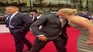 جمعهما لقاء قبل 3 أشهر.. من هي الفتاة التي عانقها وقبلها محمد صلاح في حفل الأفضل بإنجلترا؟