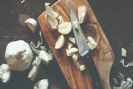 هل تناول الثوم يزيد من ارتجاع المريء؟