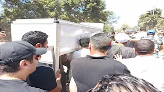 بالفيديو والصور.. محمد الشناوي يحمل نعش والده إلى مثواه الأخير في كفر الشيخ