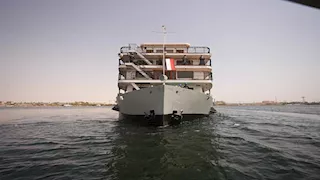  بحضور سفراء أفارقة.. إنزال الفندق العائم "أوجيني" ببحيرة ناصر بعد إعادة صيانته- صور