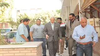 بالصور- نائب رئيس جامعة أسيوط يتفقد موقع حريق مستشفى الطلاب