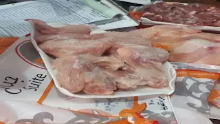 بالصور- ضبط كمية دواجن وكبدة مجهولة المصدر داخل سيارة بالأقصر