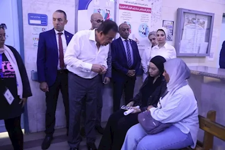 زيارة مفاجئة- وزير الصحة يتفقد مستشفى الشروق المركزي