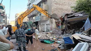 فرق الإنقاذ تواصل رفع أنقاض عقار الزقازيق المنهار (فيديو وصور)