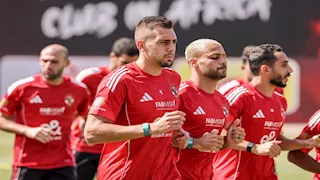 بالصور.. ما سر الساعات الغامضة التي يرتديها لاعبو الأهلي؟