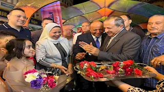 ‬بأسعار اقتصادية.. محافظ بورسعيد يفتتح معرض "أهلا مدارس" (فيديو وصور)