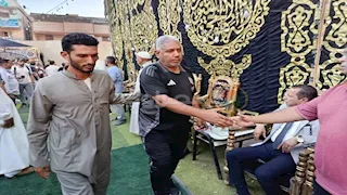 لم يفوته الواجب.. عم حارس يشارك في عزاء والد الشناوي بكفر الشيخ (صور)