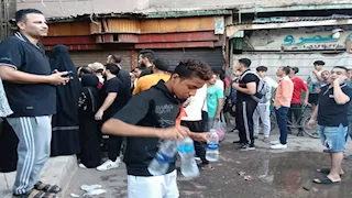 أطفال بقلب حانٍ.. تلج يروي عطش المنقذين في مأساة عقار الزقازيق المنهار (صور)