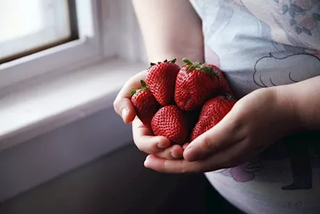 ماذا يحدث لجسمك عند الإفراط في الفراولة؟