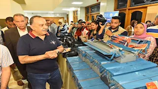 محافظ أسيوط يسلّم أدوات سباكة لطالبات المدارس الصناعية -صور 