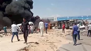 سيارات متفحمة وأعمدة دخان.. اللقطات الأولى لحادث مطروح المروع- فيديو وصور