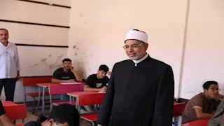 رئيس جامعة الأزهر يتفقد امتحانات الدور الثاني للشهادة الثانوية الأزهرية بمرسى مطروح