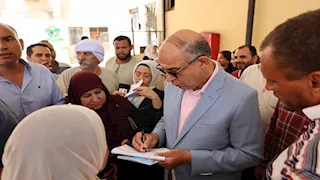 محافظ المنيا يستمع لأهالي سمالوط ويوجه بصرف إعانات مالية عاجلة