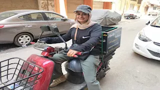 على سكوتر كهربائي.. "مريم" الشرقاوية تحول الكفاح إلى فرصة عمل (صور)
