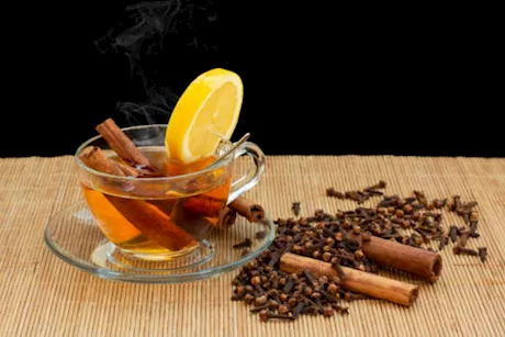 ماذا يحدث لجسمك عند تناول شاي القرنفل مع الليمون على الريق؟