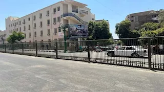 مسؤول محلي يكشف أهداف تركيب سور حديدي بشارع المحكمة في أسيوط (صور)