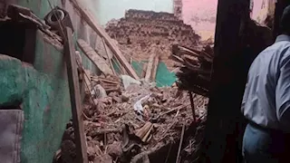 انهيار منزل يقتل أسرة في طهطا.. والنيابة تصرح بدفن الجثامين (صور)