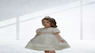 شعرت بالرعب.. لن تتوقع ما وجدته سيدة في فستان ابنتها