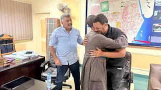 رئيس حي الدقي لمصراوي: تصالح بائع البطاطا وموظف الإشغالات - صور