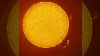 مشهد يخطف الأنفاس لإعصار وبروز بركاني يضربان الشمس - صور