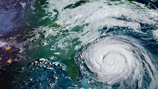 شاهد بالفيديو.. إعصار "إيرين" يواصل دورانه المهدد في المحيط الأطلسي