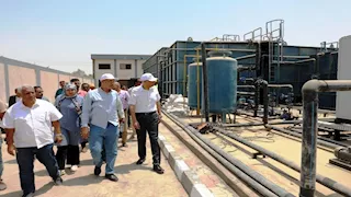 محافظ أسوان يتابع الأعمال النهائية لمشروع صرف صحي النصراب (صور)