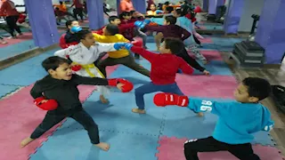 من الكاراتيه للسكيت.. ألعاب تستهوي طلاب السويس في الصيف (صور)