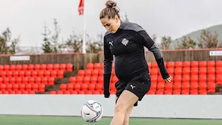 ماذا يحدث عند حمل لاعبة كرة قدم أثناء اللعب؟.. واقعة مثيرة بفرنسا