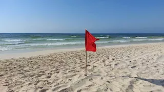 بعد حادث أبو تلات.. تحذير جديد لرواد الإسكندرية: ممنوع نزول البحر في هذه الشواطئ- صور