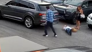 سائق أوبر يعتدي بوحشية على زبون ويسقطه فاقد الوعي في أمريكا "فيديو"