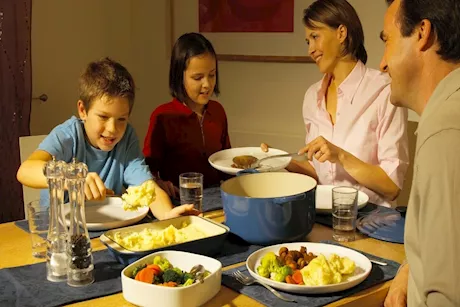 أسباب تدفعك لتناول وجبة العشاء مبكرًا