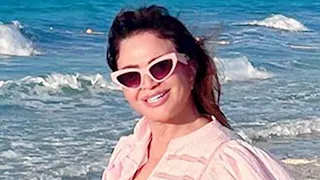 "أجمل صيف".. إلهام شاهين تستمتع بالإجازة على "بحر ورمال" الساحل الشمالي