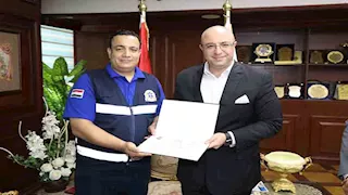 محافظ بني سويف يكرم مُسعفًا وسائقًا أعادا مليون ونصف لأسرة مصابة في حادث 