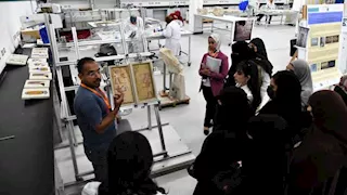 60 متخصصًا سعوديًا يتلقون تدريبًا عمليًا على ترميم الآثار بالمتحف المصري الكبير