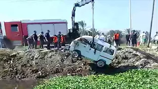 بالصور- 7 مصابين جراء تصادم سيارتين وسقوطهما بمصرف في البحيرة