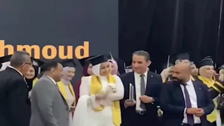 قطة تخطف الأنظار في حفل تخرج كلية الآداب بجامعة المنصورة (فيديو وصور)
