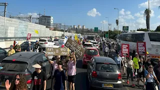 الاحتجاجات تسبب بأزمات مرورية خانقة في إسرائيل