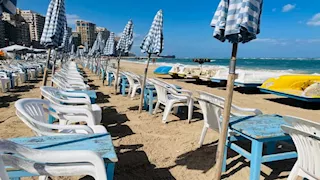 مشهد غير مسبوق.. شواطئ الإسكندرية بلا زائر واحد في عز الصيف- صور