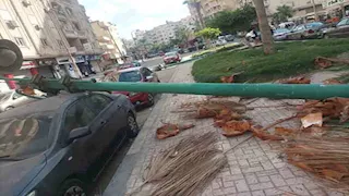 بالصور- سقوط عامود إنارة على سيارة في الإسكندرية