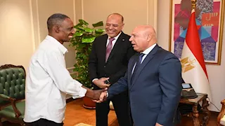 صور.. وزيرا النقل والعمل يكرمان عامل مزلقان السادات ببني سويف