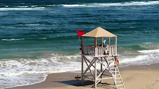 ملتم أغسطس يضرب الشواطئ الشمالية.. 3 محافظات في حالة تأهب قصوى-صور