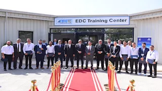 وزير العمل يُسلّم 97 شهادة لخريجي دورات تدريبية مجانية في الخدمات البترولية