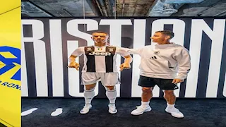 تمثال بالزي السعودي..10 صور لكريستيانو رونالدو في متحفه بالصين