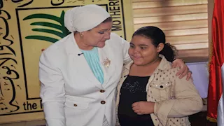 رئيسة "قومي الطفولة" تكرم الطفلة "هايدي".. وتنصبها "سفيرة للرحمة"