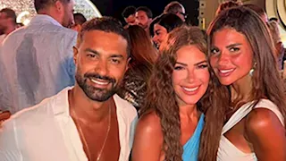 كريم فهمي يشارك جمهوره صورتين برفقة زوجته وصبا مبارك