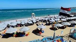البحر للفرجة فقط.. فتح شواطئ الإسكندرية للجلوس تحت الشماسي- صور