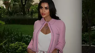 سعره أكثر من 33 ألف جنيه.. يمنى خوري بفستان شفاف دون بطانة