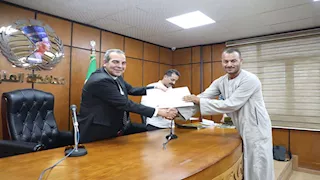 تسليم 27 عقد تقنين أراضي أملاك الدولة فى المنيا