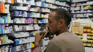 "رحلة شاقة وراء علبة دواء".. هل عادت أزمة النواقص مجددًا؟