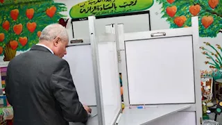 رئيس جامعة قناة السويس يدلي بصوته في جولة الإعادة بانتخابات الشيوخ (صور)